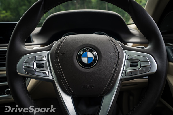 சச்னிடமிருந்து ஆடம்பர காரை பரிசாக பெற்ற சேவாக்..!!