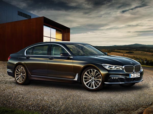 சச்னிடமிருந்து ஆடம்பர காரை பரிசாக பெற்ற சேவாக்..!!