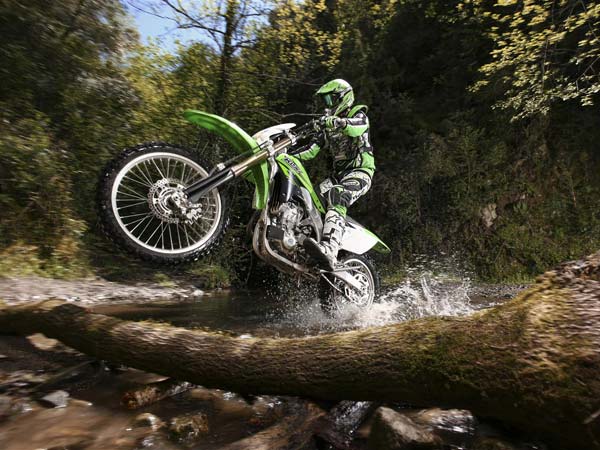 கவாஸாகியின் 2 புதிய ஆஃப் ரோடு பைக்குகள் விற்பனைக்கு அறிமுகம்