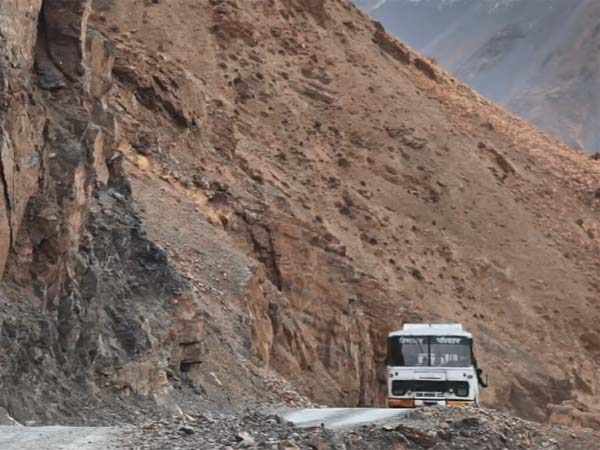 ஹிமாச்சல பிரதேச அரசு பேருந்து ஓட்டுநர்களின் சாகச பயணம்..!!