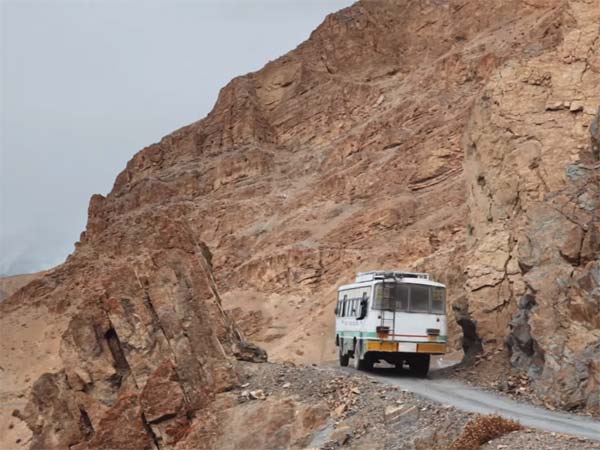 ஹிமாச்சல பிரதேச அரசு பேருந்து ஓட்டுநர்களின் சாகச பயணம்..!!