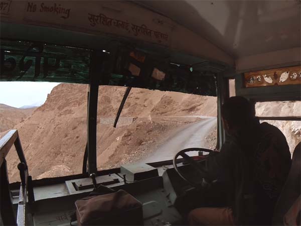 ஹிமாச்சல பிரதேச அரசு பேருந்து ஓட்டுநர்களின் சாகச பயணம்..!!