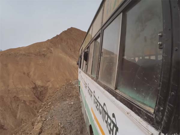 ஹிமாச்சல பிரதேச அரசு பேருந்து ஓட்டுநர்களின் சாகச பயணம்..!!