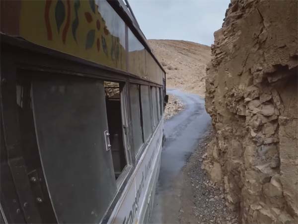 ஹிமாச்சல பிரதேச அரசு பேருந்து ஓட்டுநர்களின் சாகச பயணம்..!!