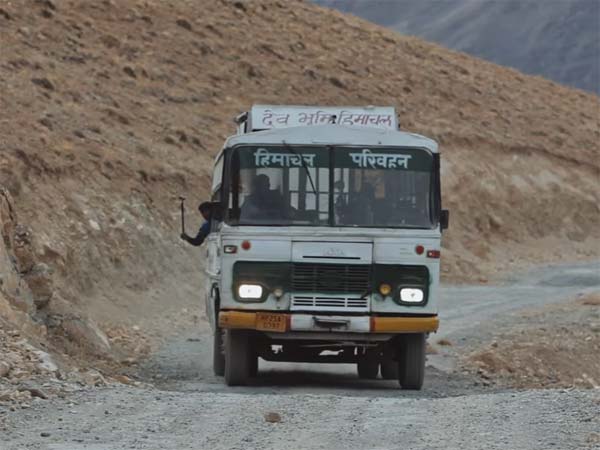 ஹிமாச்சல பிரதேச அரசு பேருந்து ஓட்டுநர்களின் சாகச பயணம்..!!