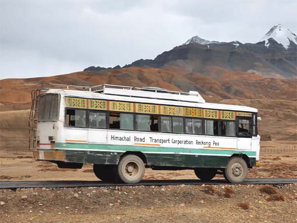 ஹிமாச்சல பிரதேச அரசு பேருந்து ஓட்டுநர்களின் சாகச பயணம்..!!