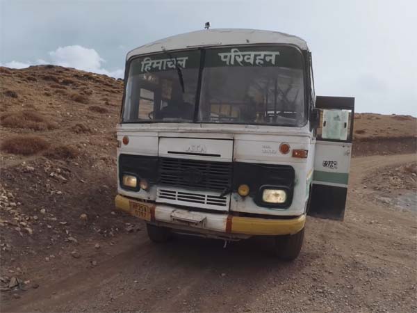 ஹிமாச்சல பிரதேச அரசு பேருந்து ஓட்டுநர்களின் சாகச பயணம்..!!