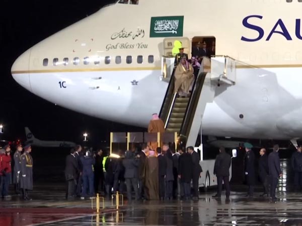 சவூதி மன்னரை பாதிவழியில் தவிக்கவிட்ட தங்க படிக்கட்டு..!!