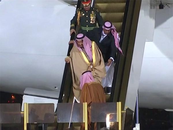 சவூதி மன்னரை பாதிவழியில் தவிக்கவிட்ட தங்க படிக்கட்டு..!!