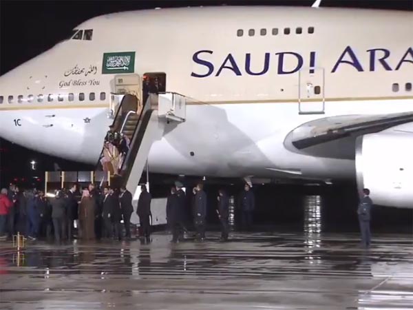 சவூதி மன்னரை பாதிவழியில் தவிக்கவிட்ட தங்க படிக்கட்டு..!!