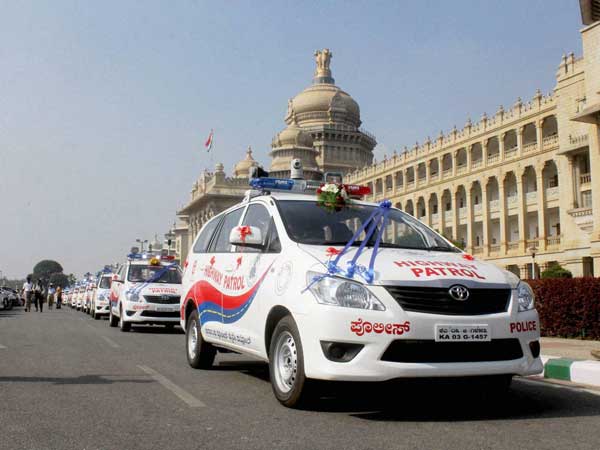 வாகன ஓட்டியிடம் கையெடுத்து கும்பிட்ட காவலர்... வைரல் புகைப்படம்..!!