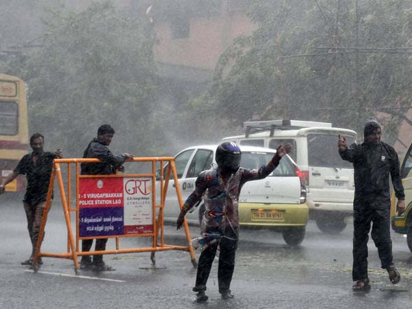 வாகன ஓட்டியிடம் கையெடுத்து கும்பிட்ட காவலர்... வைரல் புகைப்படம்..!!