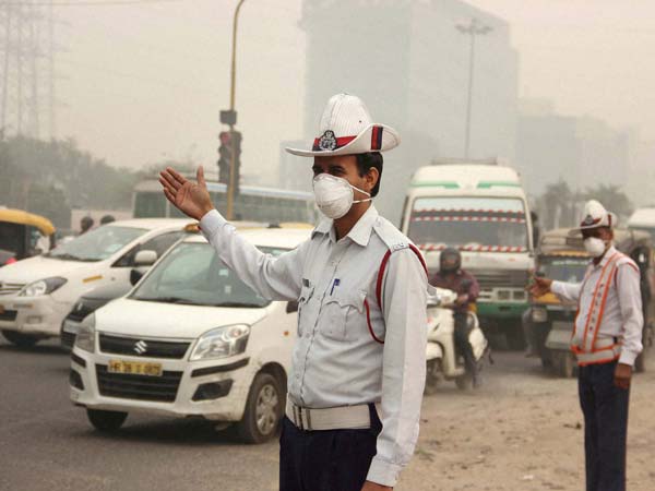 வாகன ஓட்டியிடம் கையெடுத்து கும்பிட்ட காவலர்... வைரல் புகைப்படம்..!!