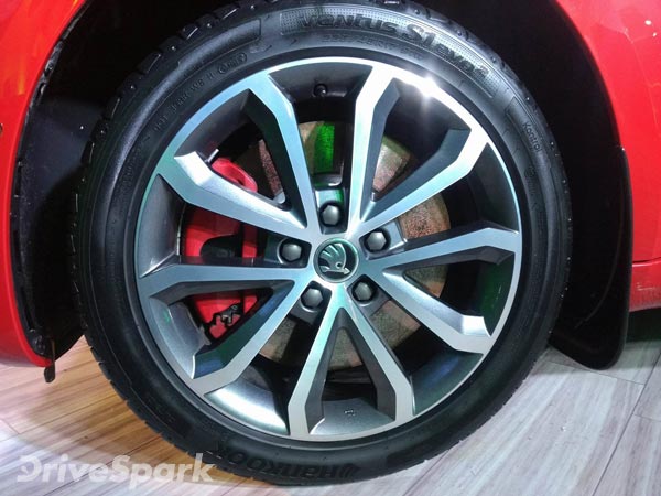 முதல் லாட்டில் வந்த ஸ்கோடா ஆக்டேவியா ஆர்எஸ் கார்கள் விற்று தீர்ந்தன!