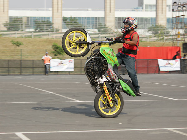 முறைகேடான பைக் ஸ்டன்டிற்கு 7 வயது சிறுமி பலி...!