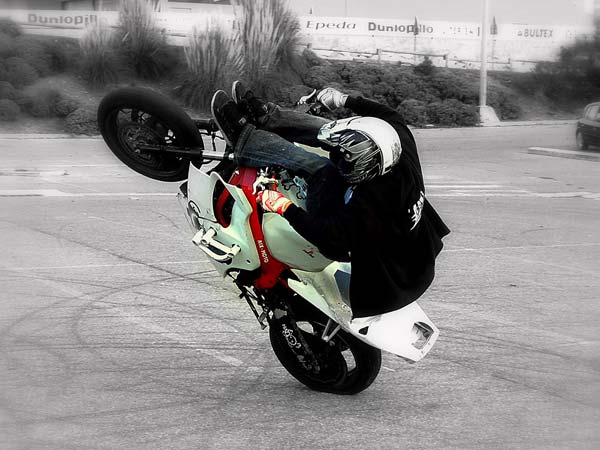 முறைகேடான பைக் ஸ்டன்டிற்கு 7 வயது சிறுமி பலி...!