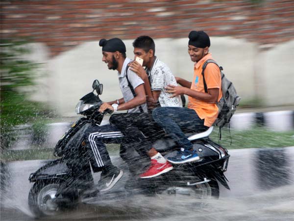 டூ-வீலர்களில் பின்னால் அமர்ந்து பயணிக்கும் முறைக்கு தடை..!!