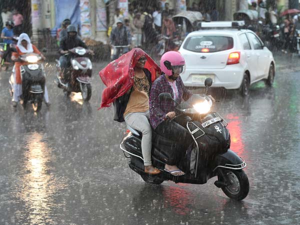 டூ-வீலர்களில் பின்னால் அமர்ந்து பயணிக்கும் முறைக்கு தடை..!!