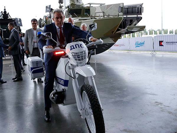 மின்சார மோட்டார்சைக்கிளை களமிறக்கும் ஏகே-47 துப்பாக்கி நிறுவனம்!