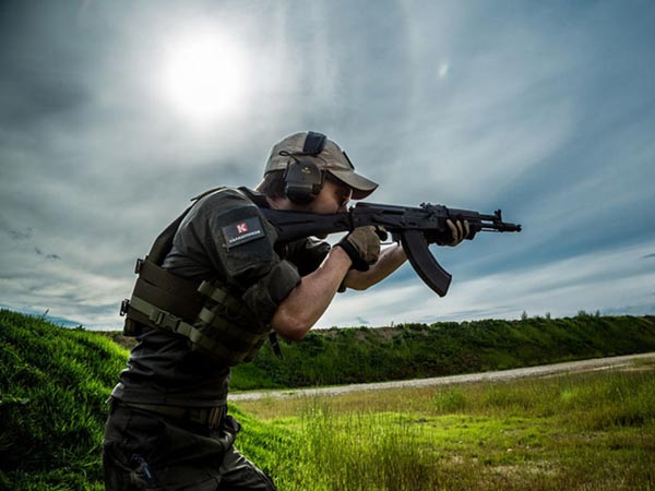 மின்சார மோட்டார்சைக்கிளை களமிறக்கும் ஏகே-47 துப்பாக்கி நிறுவனம்!