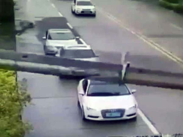 சாலையில் கிரேன் விழுந்ததால் ஆடி கார் நேர்ந்த கதி..!! (வீடியோ)