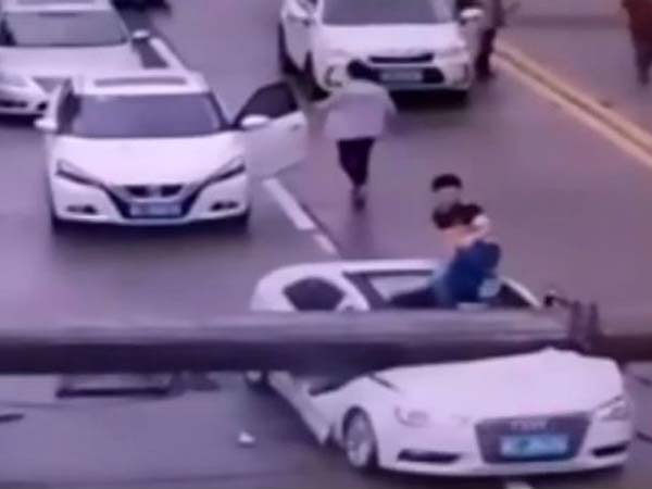 சாலையில் கிரேன் விழுந்ததால் ஆடி கார் நேர்ந்த கதி..!! (வீடியோ)