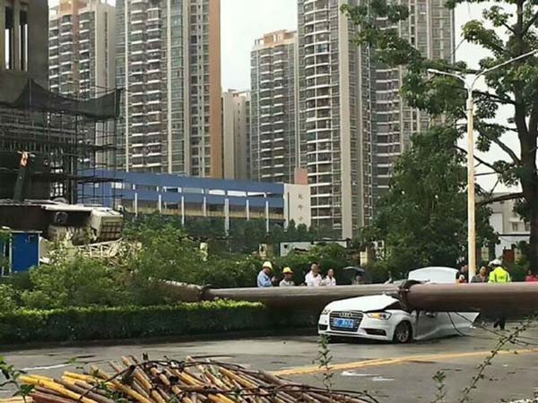 சாலையில் கிரேன் விழுந்ததால் ஆடி கார் நேர்ந்த கதி..!! (வீடியோ)