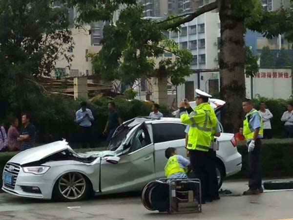 சாலையில் கிரேன் விழுந்ததால் ஆடி கார் நேர்ந்த கதி..!! (வீடியோ)