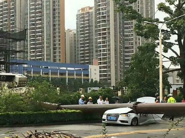 சாலையில் கிரேன் விழுந்ததால் ஆடி கார் நேர்ந்த கதி..!! (வீடியோ)