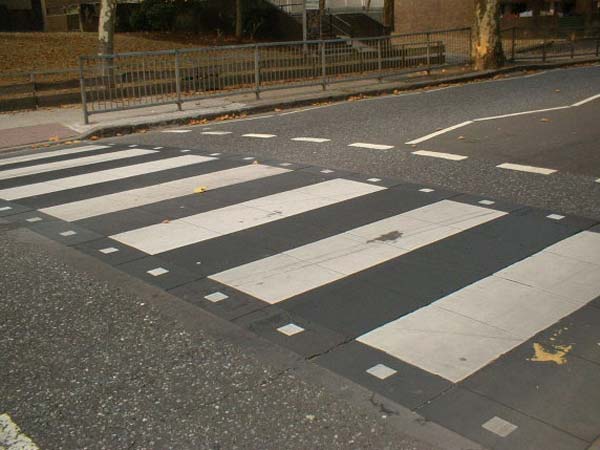 பாதசாரிகள் சாலையை கடப்பதற்கான ஸீப்ரா க்ராசிங்- சுவாரஸ்யங்கள்!