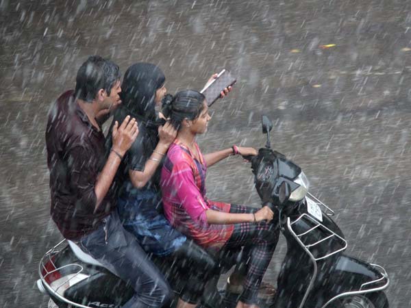 பைக்கில் டபுள்ஸ் இனி கிடையாது.... வந்தது புதிய சட்டம்..!!