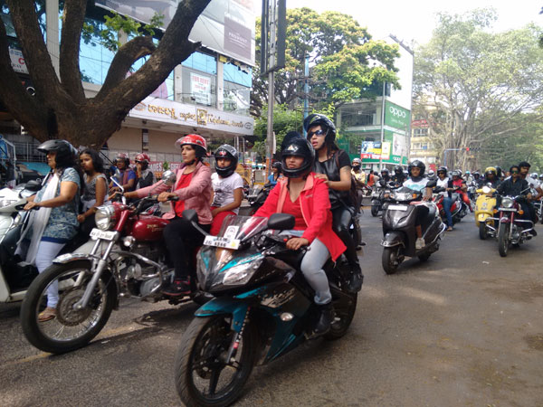 பைக்கில் டபுள்ஸ் இனி கிடையாது.... வந்தது புதிய சட்டம்..!!