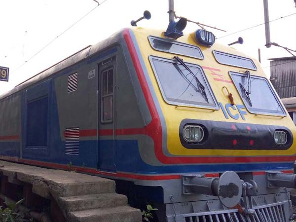 அடுத்ததாக மும்பைக்கு வரும் இந்தியாவின் முதல் ஏசி புறநகர் ரயில்..!!