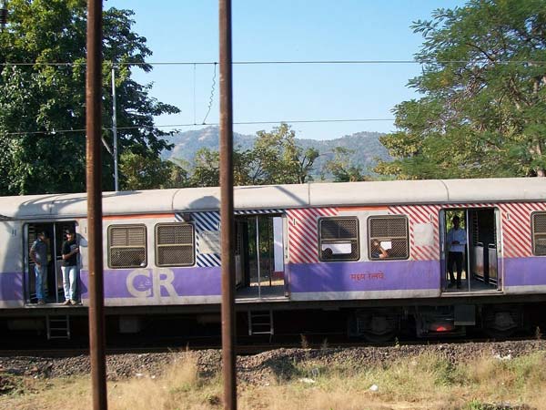 அடுத்ததாக மும்பைக்கு வரும் இந்தியாவின் முதல் ஏசி புறநகர் ரயில்..!!