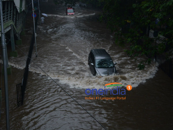 மழையின்போது கார், பைக் ஓட்டுவதற்கான டிப்ஸ்! மழையின்போது கார், பைக் ஓட்டுவதற்கான டிப்ஸ்!