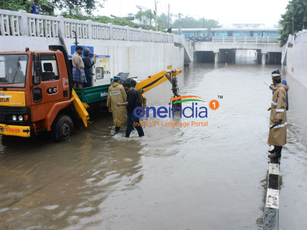 மழையின்போது கார், பைக் ஓட்டுவதற்கான டிப்ஸ்! மழையின்போது கார், பைக் ஓட்டுவதற்கான டிப்ஸ்!