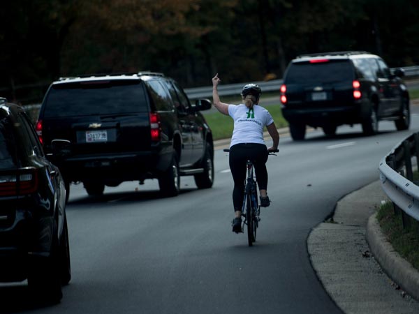 டோனால்டு டிரம்பிற்கு பீப் சமிஞ்ஞை காட்டி மர்ம பெண்..!!