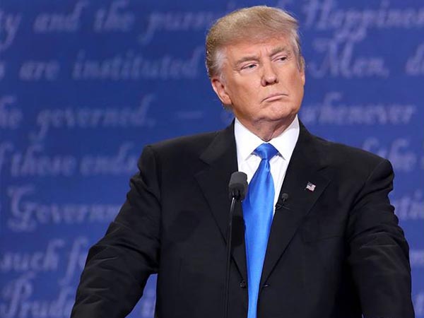 டோனால்டு டிரம்பிற்கு பீப் சமிஞ்ஞை காட்டி மர்ம பெண்..!!