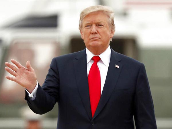 டோனால்டு டிரம்பிற்கு பீப் சமிஞ்ஞை காட்டி மர்ம பெண்..!!