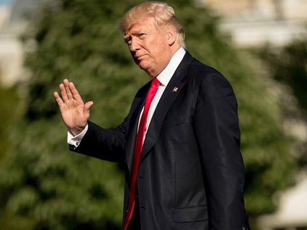 டோனால்டு டிரம்பிற்கு பீப் சமிஞ்ஞை காட்டி மர்ம பெண்..!!