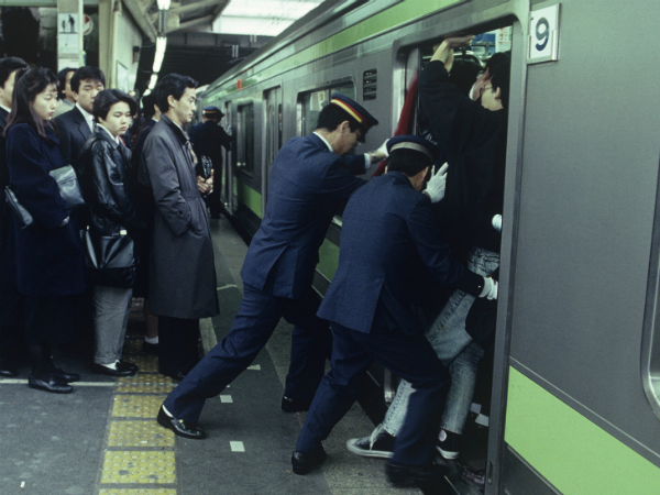 உலகநாடுகளில் நிலவும் வியக்கவைக்கும் போக்குவரத்து பரபரப்புகள்..!!