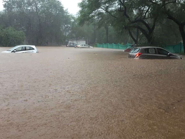 மழை வெள்ளத்திலிருந்து காரை பாதுகாக்கும் 'ப்ளட் கார்டு' கவர்!