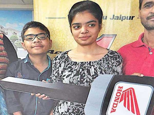 சில்லறை காசில் ஸ்கூட்டர் வாங்கி அக்காவிற்கு பரிசளித்த தம்பி