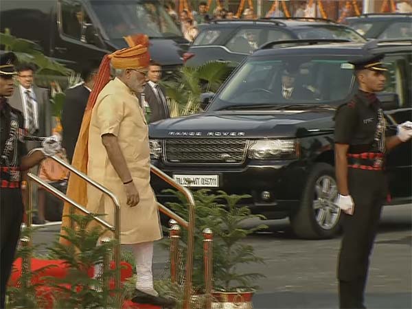 புதிய இந்தியாவை உருவாக்க புதிய காரில் ஏறிய பிரதமர் மோடி!