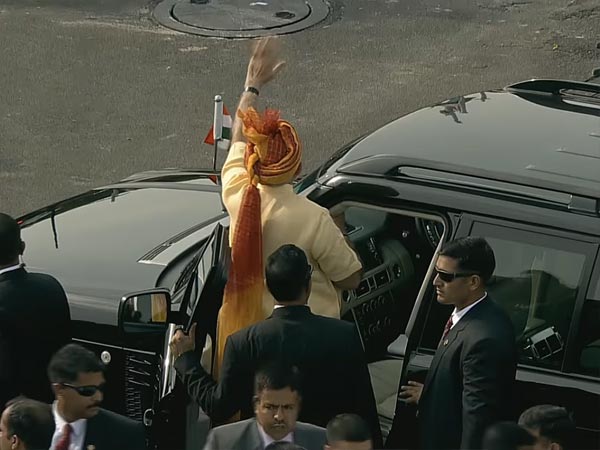 புதிய இந்தியாவை உருவாக்க புதிய காரில் ஏறிய பிரதமர் மோடி!