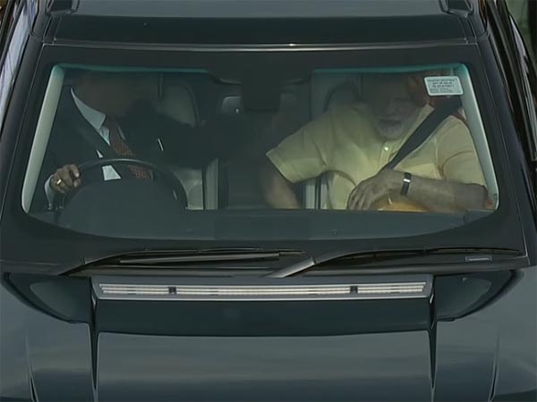 புதிய இந்தியாவை உருவாக்க புதிய காரில் ஏறிய பிரதமர் மோடி!