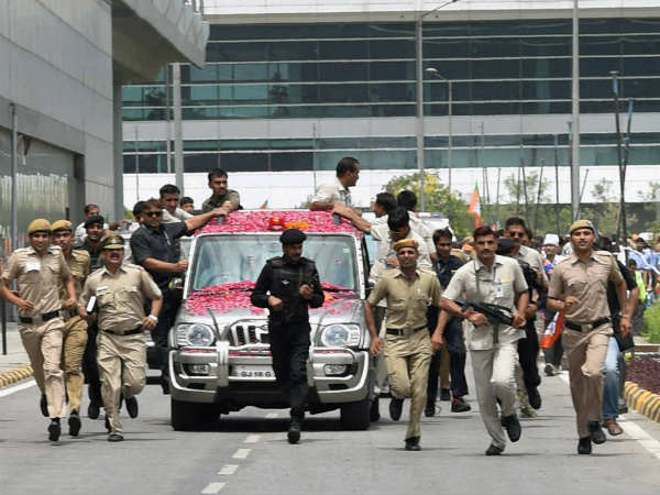 புதிய இந்தியாவை உருவாக்க புதிய காரில் ஏறிய பிரதமர் மோடி!