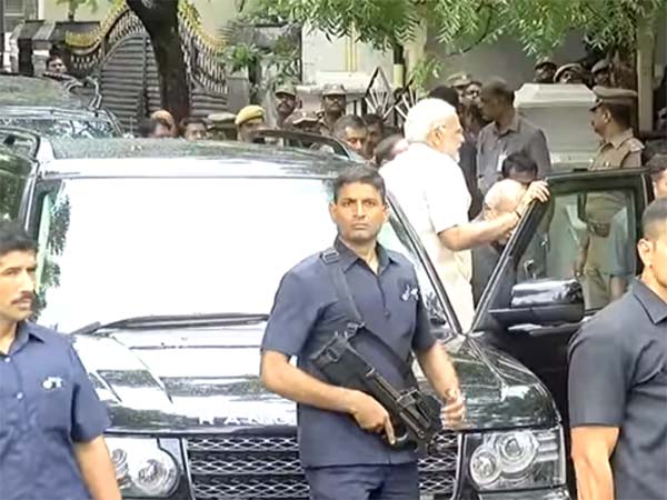 புதிய இந்தியாவை உருவாக்க புதிய காரில் ஏறிய பிரதமர் மோடி!