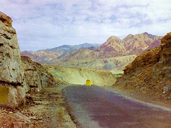 வாகன போக்குவரத்துக்கு ஏதுவான உலகின் மிக உயரமான சாலை!