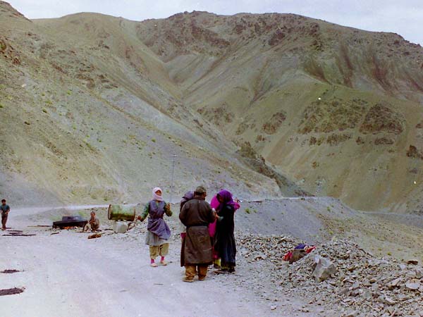 வாகன போக்குவரத்துக்கு ஏதுவான உலகின் மிக உயரமான சாலை!